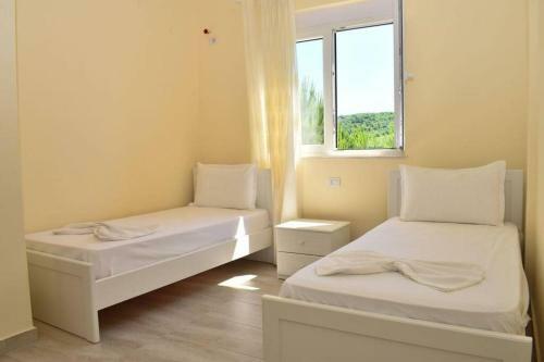 Luna`s Beach Front Apartment, Bay Of Lalzit