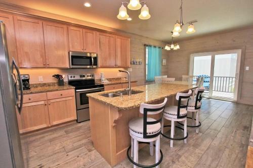 Romeo Beach By Youngs Suncoast