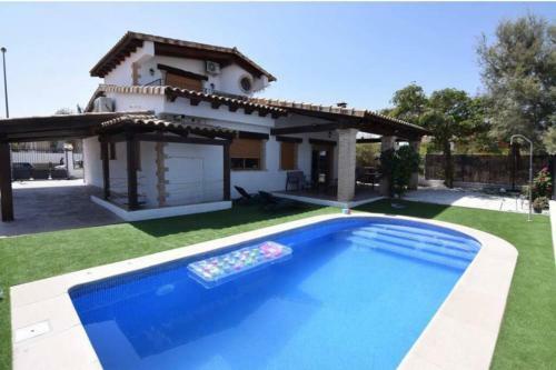Magnifico Chalet Independiente Con Piscina