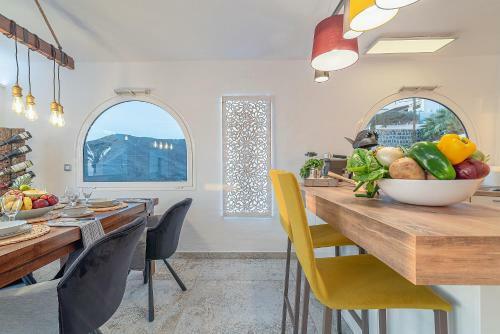 Mogan Luxury Apartment, Sea Views, Jacuzzi And Sauna.