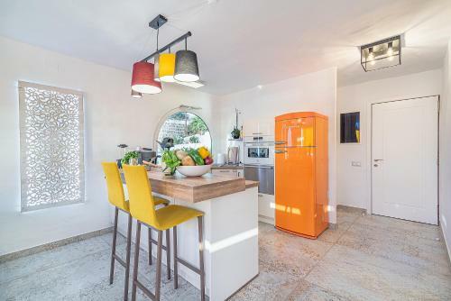 Mogan Luxury Apartment, Sea Views, Jacuzzi And Sauna.