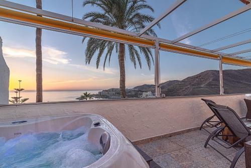 Mogan Luxury Apartment, Sea Views, Jacuzzi And Sauna.