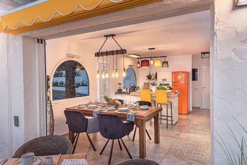 Mogan Luxury Apartment, Sea Views, Jacuzzi And Sauna.