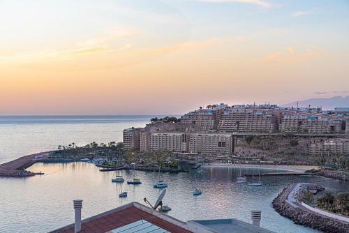 Mogan Luxury Apartment, Sea Views, Jacuzzi And Sauna.