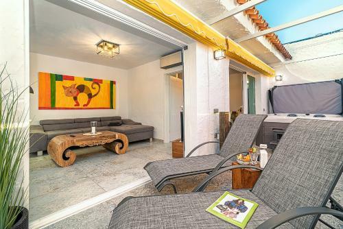 Mogan Luxury Apartment, Sea Views, Jacuzzi And Sauna.