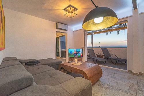 Mogan Luxury Apartment, Sea Views, Jacuzzi And Sauna.