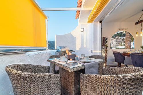 Mogan Luxury Apartment, Sea Views, Jacuzzi And Sauna.