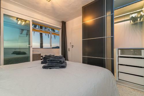 Mogan Luxury Apartment, Sea Views, Jacuzzi And Sauna.
