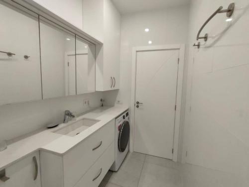 Elegant And Spacious Apartment With Sea Vieuw