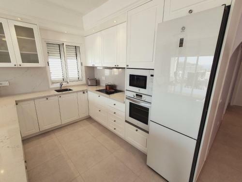 Elegant And Spacious Apartment With Sea Vieuw