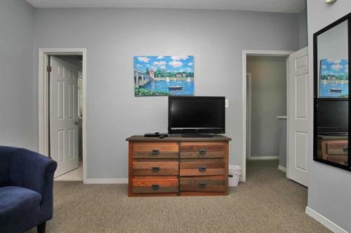 Marilyns Cottage By Youngs Suncoast