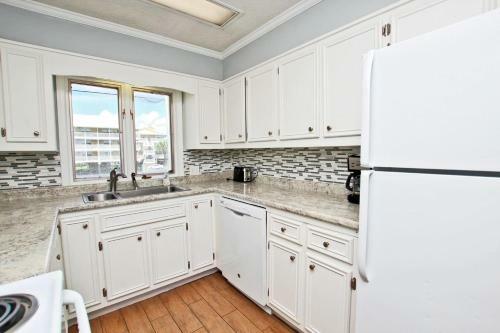 Marilyns Cottage By Youngs Suncoast