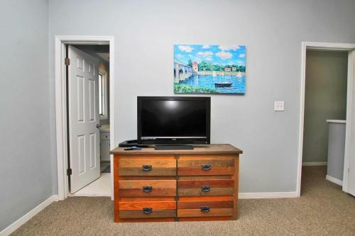 Marilyns Cottage By Youngs Suncoast