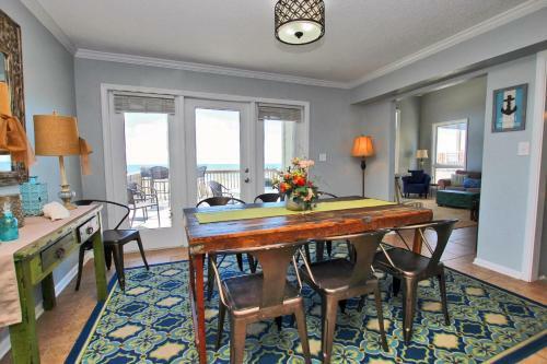 Marilyns Cottage By Youngs Suncoast