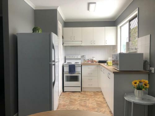 3 Bedroom Unit Upstairs- In A Hi-set Home