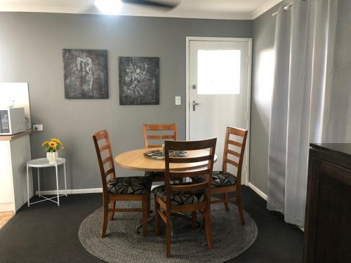 3 Bedroom Unit Upstairs- In A Hi-set Home