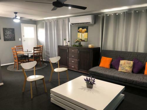 3 Bedroom Unit Upstairs- In A Hi-set Home