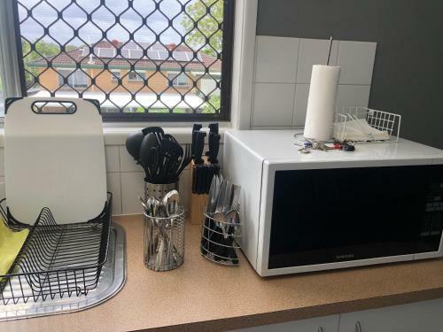 3 Bedroom Unit Upstairs- In A Hi-set Home
