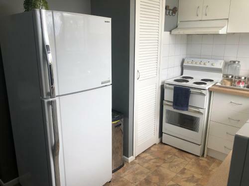 3 Bedroom Unit Upstairs- In A Hi-set Home