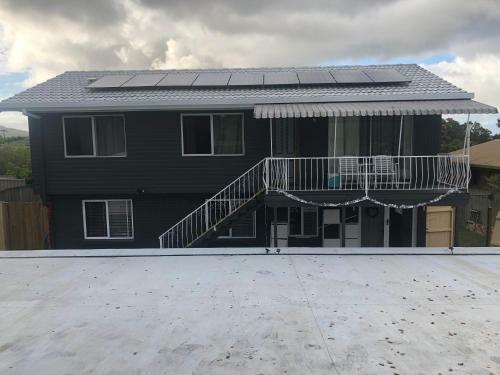 3 Bedroom Unit Upstairs- In A Hi-set Home