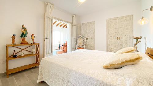 Stunning Villa With Private Pool & Mountain Views