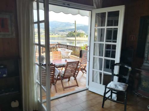 Casa De Madera Sobre El Mar