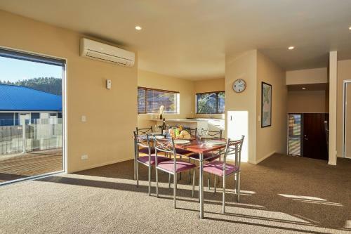 South Bay Getaway - Kaikoura Holiday Home
