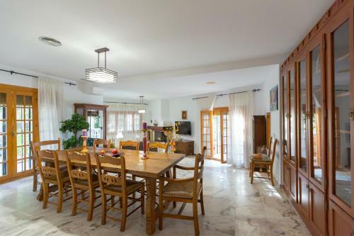 Villa Con Piscina En N�jar