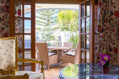 Villa Con Piscina En N�jar