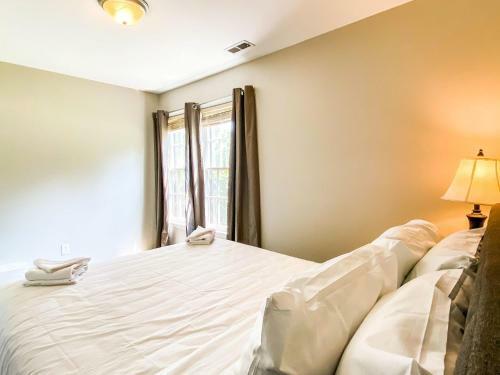Betty's Bungalow- Mins To Space Center & Downtown!