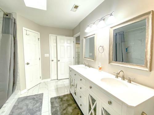 Betty's Bungalow- Mins To Space Center & Downtown!