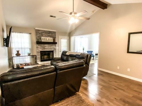 Betty's Bungalow- Mins To Space Center & Downtown!