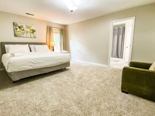 Betty's Bungalow- Mins To Space Center & Downtown!