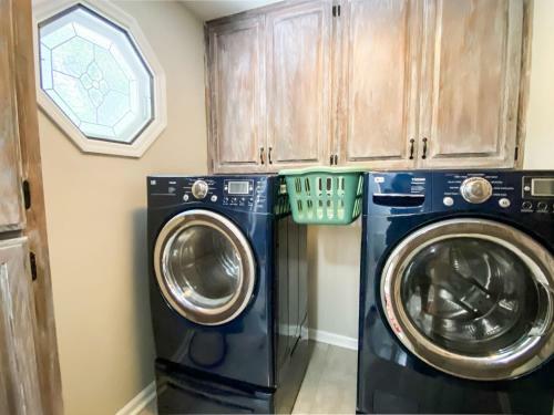 Betty's Bungalow- Mins To Space Center & Downtown!