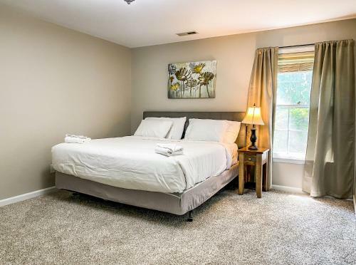 Betty's Bungalow- Mins To Space Center & Downtown!