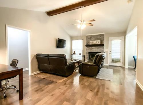 Betty's Bungalow- Mins To Space Center & Downtown!