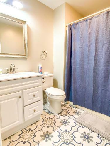 Betty's Bungalow- Mins To Space Center & Downtown!