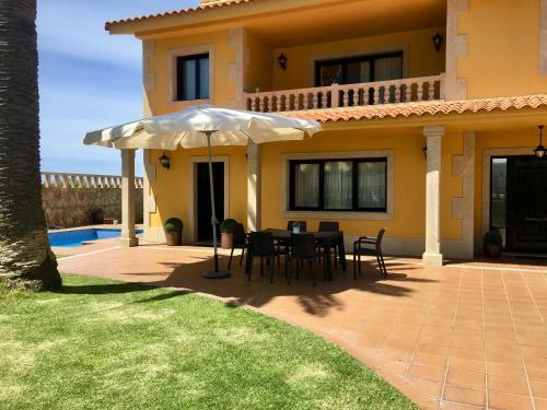 Casa Con Piscina Junto Al Mar