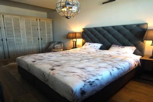 Luxurious Apartment Near Park (incl. Garage)
