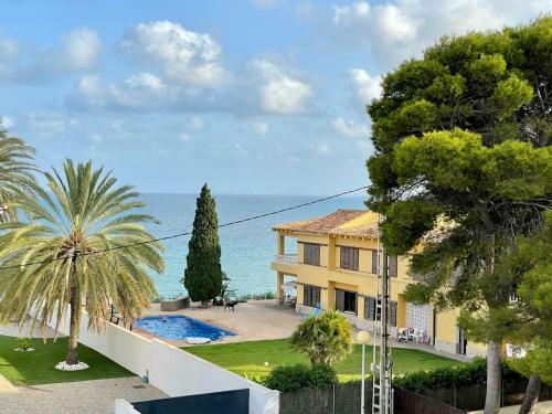 Luxury Seaside Villa With Private Pool In Cabo Roig
