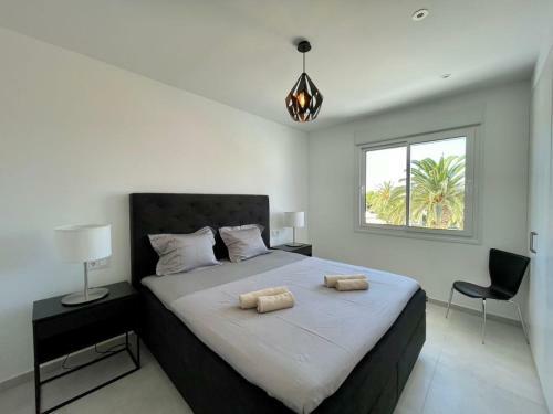 Luxury Seaside Villa With Private Pool In Cabo Roig