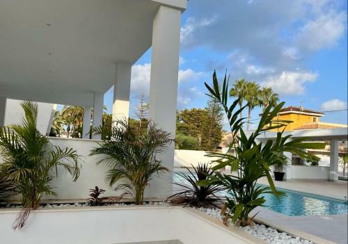 Luxury Seaside Villa With Private Pool In Cabo Roig