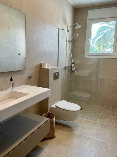 Luxury Seaside Villa With Private Pool In Cabo Roig