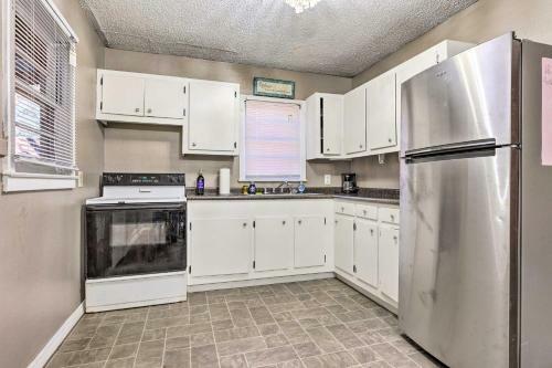 Welcoming Mobile Getaway About 11 Mi To Marinas!