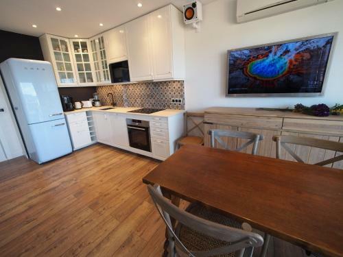Seafront Apartment In Palam�s