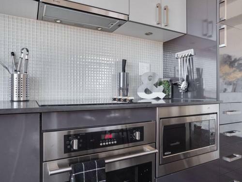 New Sweeping Views Luxury 2br Suite Pool Table, Rooftop Patio, Bbq, Coffee
