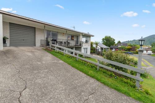 Lake View Lodge - Rotorua Upstairs Holiday Unit