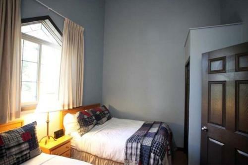 Delightful Chalet 2bd 2ba Pool Hot Tub Bbq Private Entry Park Pass