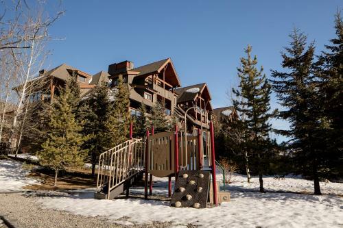 Apartamento Comfy 2 Bdr Mountain Launch Pad, 3 Hot Tubs & Pool, King Bed, Heated Parking
