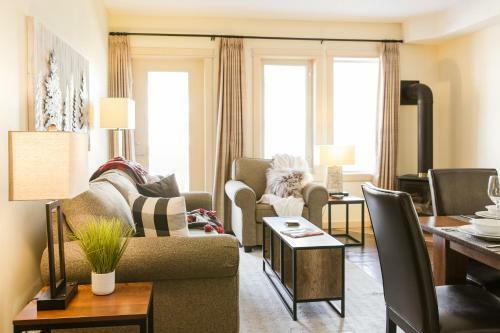 Apartamento Comfy 2 Bdr Mountain Launch Pad, 3 Hot Tubs & Pool, King Bed, Heated Parking